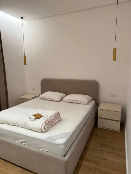 Tirane, jepet me qera apartament 1+1+Ballkon Kati 4, 70 m² 550 € (Ish fusha e aviacionit)