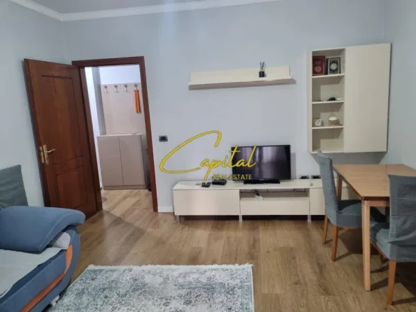 Tirane, jepet me qera apartament 1+1 Kati 1, 63 m² 350 € (FRESKU)