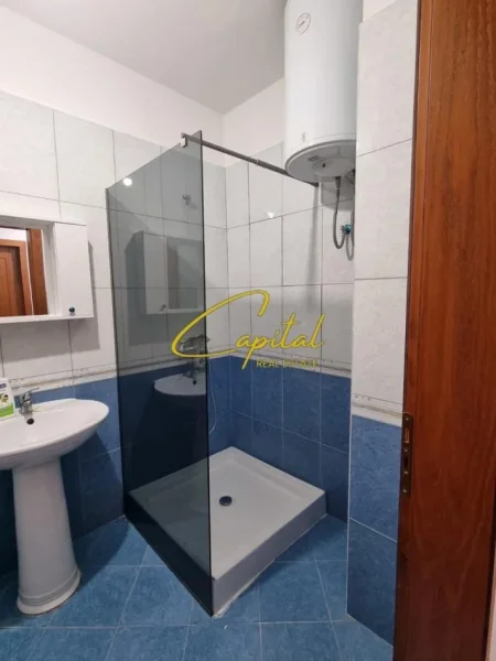 Tirane, jepet me qera apartament 1+1 Kati 1, 63 m² 350 € (FRESKU)