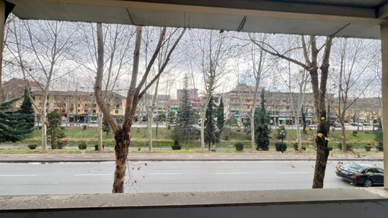 Zyre me Qera : 4 Ambiente Pune📍Vasil Shanto (Buze Unaze) - 55,000 Lek - S.90m² || Pozicionim Buze Rruge Kryesore🔥