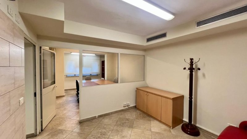 Zyre me Qera : 4 Ambiente Pune📍Vasil Shanto (Buze Unaze) - 55,000 Lek - S.90m² || Pozicionim Buze Rruge Kryesore🔥