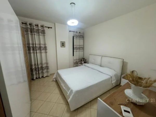 Tirane, jepet me qera apartament 2+1 Kati 2, 126 m² 700 € (Fresk)
