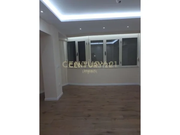 Tirane, jepet me qera zyre Kati 2, 70 m² 900 € 