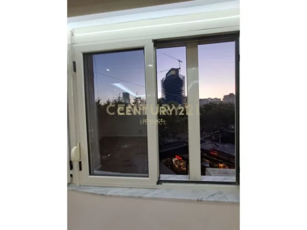 Tirane, jepet me qera zyre Kati 2, 70 m² 900 € 