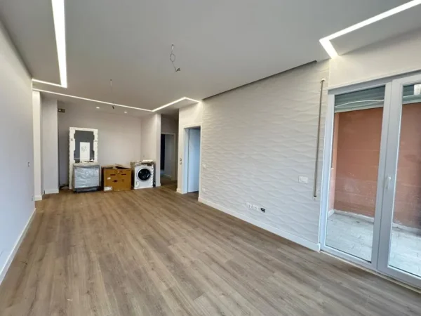 Tirane, shitet apartament 2+1 Kati 5, 260.000 € (Shkolla e Kuqe)