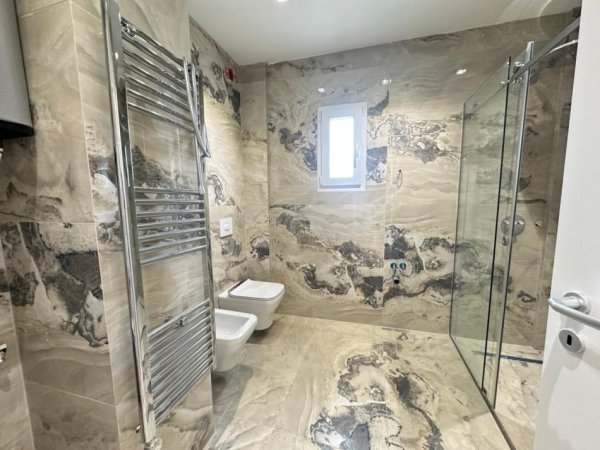 Tirane, shitet apartament 2+1 Kati 5, 260.000 € (Shkolla e Kuqe)