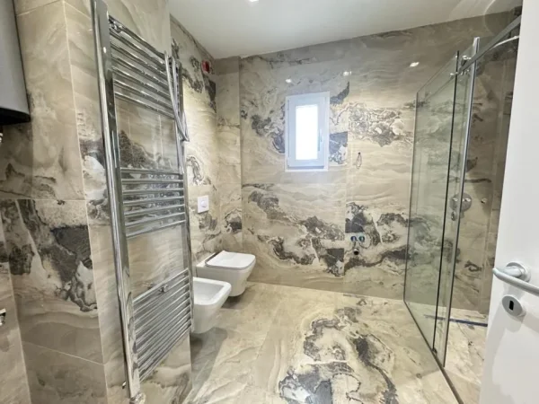 Tirane, shitet apartament 2+1 Kati 5, 260.000 € (Shkolla e Kuqe)