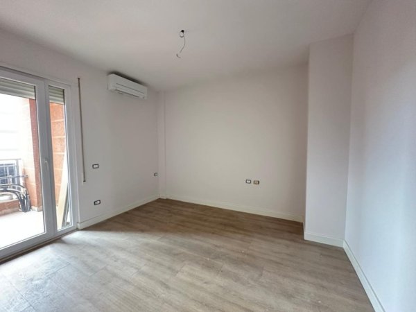 Tirane, shitet apartament 2+1 Kati 5, 260.000 € (Shkolla e Kuqe)