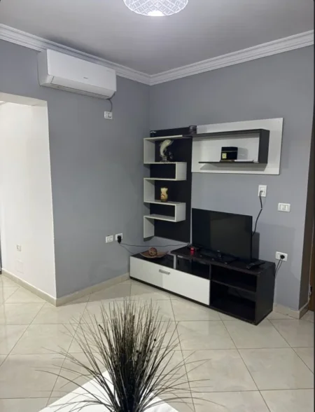 Tirane, jepet me qera apartament 1+1 Kati 1, 65 m² 450 € (XHAMLLIKU)