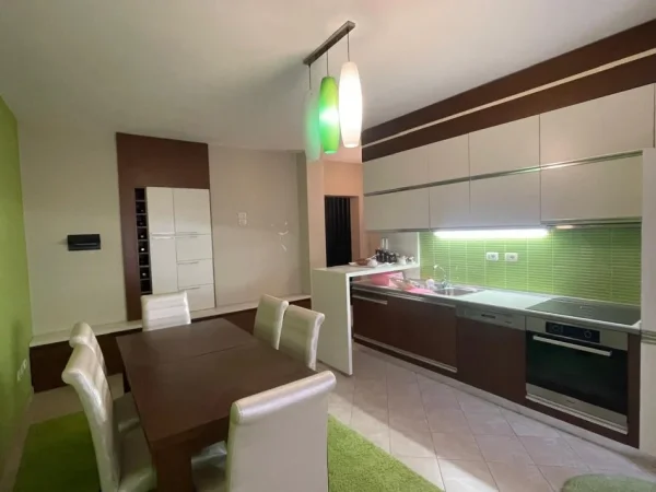 Tirane, shitet apartament 4+1 Kati 2, 141 m² 315.000 € (Rruga Mine Peza)