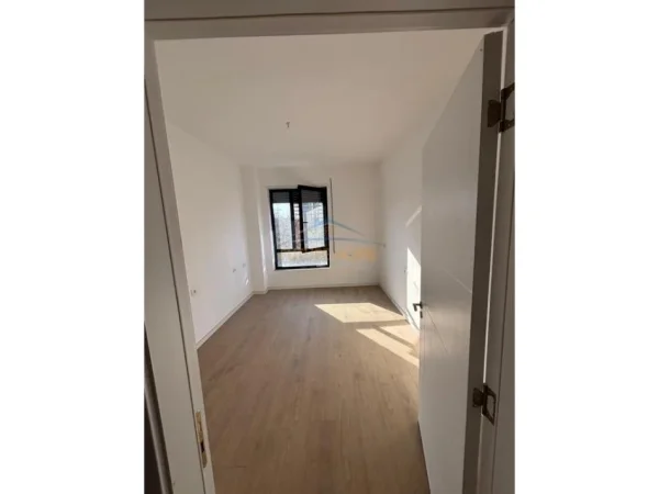 Tirane, jepet me qera zyre Kati 2, 99 m² 900 € (5 MAJI)
