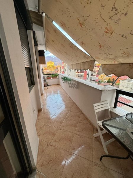 Tirane, jepet me qera zyre Kati 5, 110 m² 850 € (Rruga Ali Pashe Gucia)