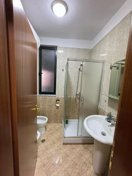 Tirane, jepet me qera zyre Kati 5, 110 m² 850 € (Rruga Ali Pashe Gucia)