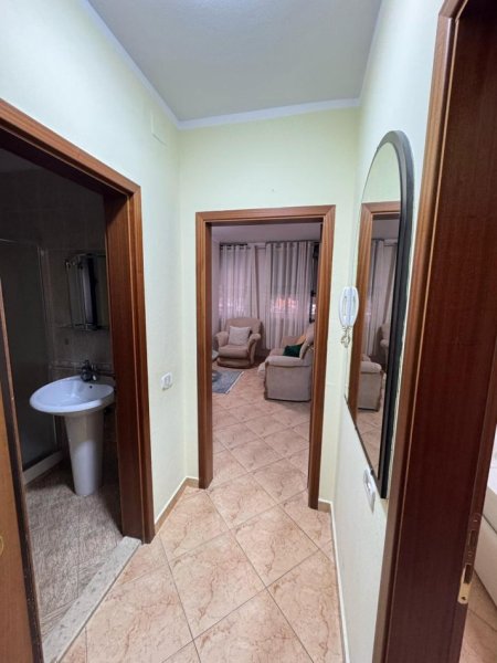 Tirane, jepet me qera zyre Kati 5, 110 m² 850 € (Rruga Ali Pashe Gucia)