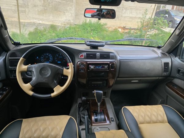 Tirane, shes SUV Nissan Patrol Nafte, jeshile automatik Kondicioner 230.000 km 22.000 €