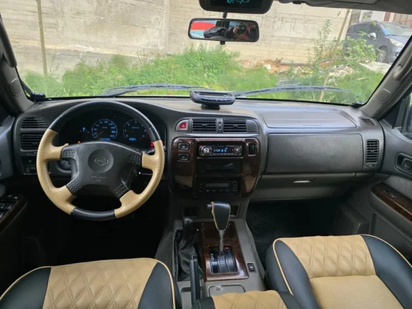 Tirane, shes SUV Nissan Patrol Nafte, jeshile automatik Kondicioner 230.000 km 22.000 €