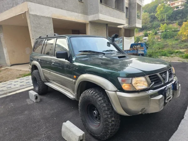 Tirane, shes SUV Nissan Patrol Nafte, jeshile automatik Kondicioner 230.000 km 22.000 €
