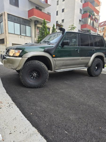 Tirane, shes SUV Nissan Patrol Nafte, jeshile automatik Kondicioner 230.000 km 22.000 €