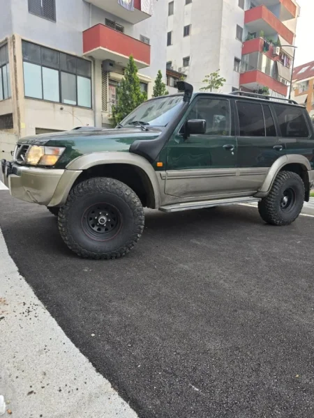 Tirane, shes SUV Nissan Patrol Nafte, jeshile automatik Kondicioner 230.000 km 22.000 €
