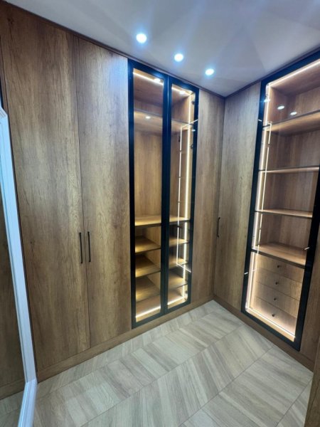 Tirane, jepet me qera apartament 1+1+Aneks+Ballkon Kati 3, 145 m² 1.500 € (Liqeni i Farkes)