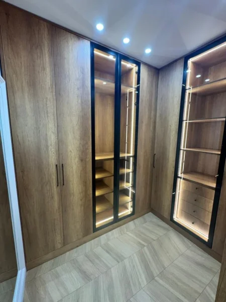 Tirane, jepet me qera apartament 1+1+Aneks+Ballkon Kati 3, 145 m² 1.500 € (Liqeni i Farkes)