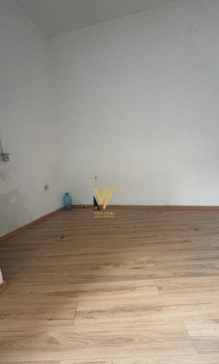 Tirane, jepet me qera zyre Kati 0, 16 m² 300 € (RRUGA FORTUZI)