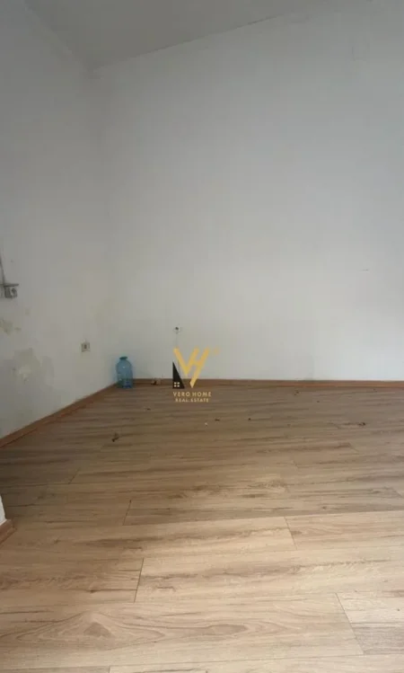 Tirane, jepet me qera zyre Kati 0, 16 m² 300 € (RRUGA FORTUZI)