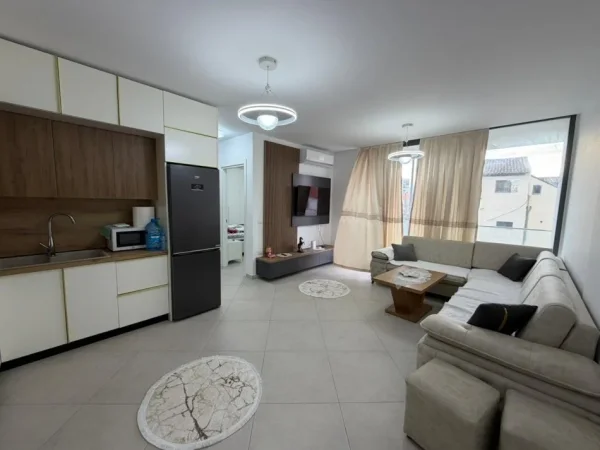 Tirane, jepet me qera apartament 2+1 , 800 € 