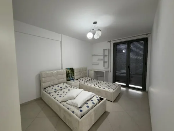 Tirane, jepet me qera apartament 2+1 , 800 € 
