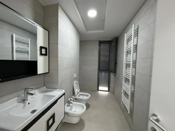 Tirane, jepet me qera apartament 2+1 , 800 € 