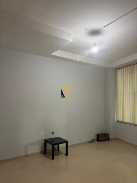 Tirane, jepet me qera zyre Kati 0, 60 m² 450 € (KOMUNA E PARISIT)