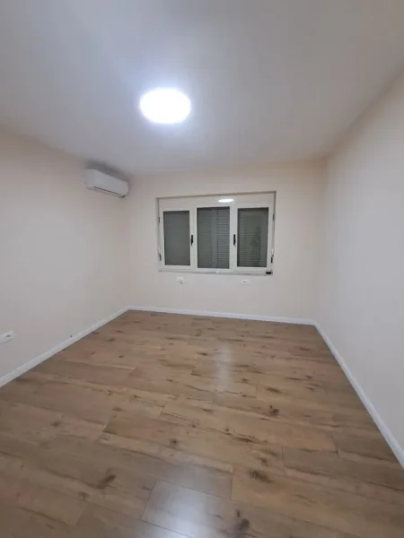 Tirane, jepet me qera zyre Kati 2, 80 m² 900 € (QENDER 9-KATESHET)