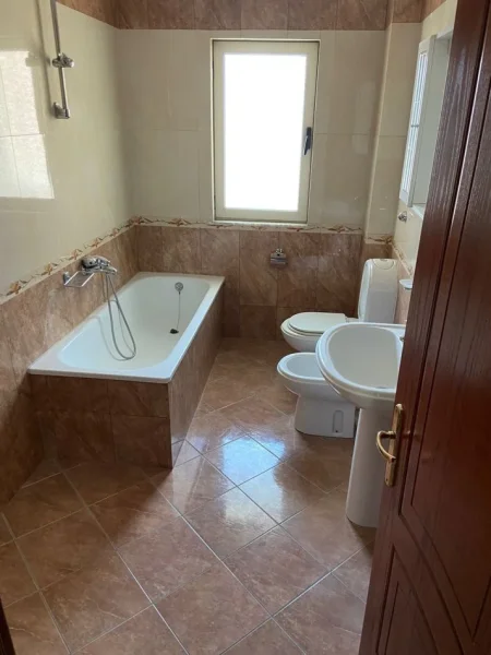 Tirane, jepet me qera apartament 3+1+Aneks+Ballkon Kati 4, 250 m² 1.000 € (Rruga Shkëlqim Fusha)