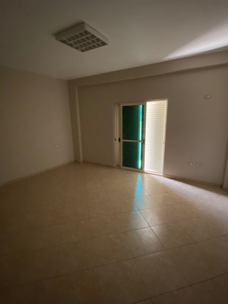 Tirane, jepet me qera apartament 3+1+Aneks+Ballkon Kati 4, 250 m² 1.000 € (Rruga Shkëlqim Fusha)