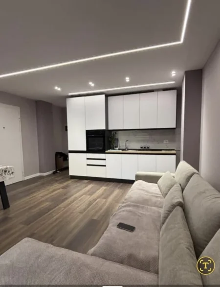 Tirane, jepet me qera apartament 1+1+Ballkon Kati 10, 70 m² 700 € (STACIONI I TRENIT)