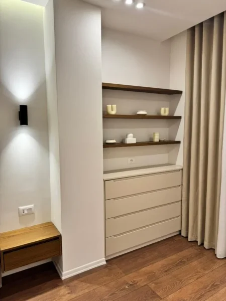 Tirane, jepet me qera 1+1 Kati 4, 700 € 