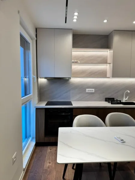 Tirane, jepet me qera 1+1 Kati 4, 700 € 