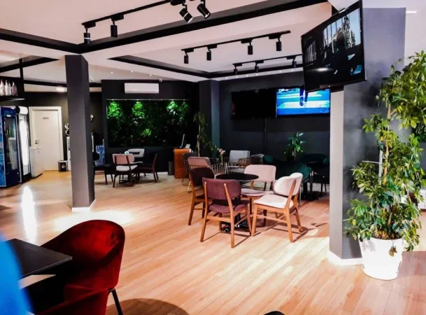 Tirane, shitet dyqan Kati 0, 160 m² 750.000 € (KOMUNA E PARISIT)