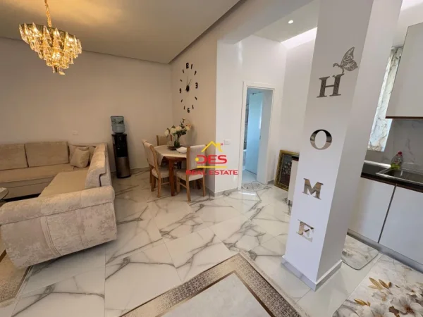 Vlore, jepet me qera apartament 1+1+Ballkon Kati 0, 65 m² 350 € (Rruga Pavarsia)