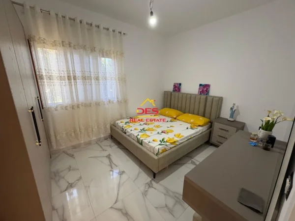 Vlore, jepet me qera apartament 1+1+Ballkon Kati 0, 65 m² 350 € (Rruga Pavarsia)