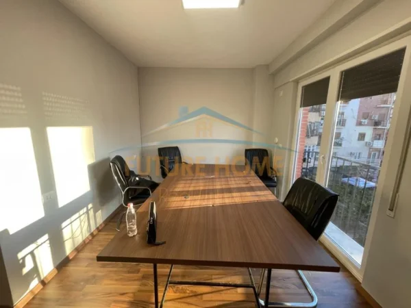 Tirane, jepet me qera ambjent biznesi Kati 2, 150 m² 1.660 € (21 dhjetori)
