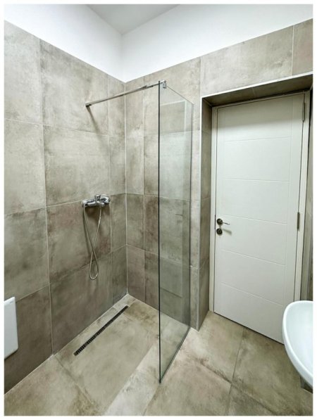 Tirane, jepet me qera apartament 1+1 Kati 1, 100 m² 1.200 € (Komuna e Parisit)