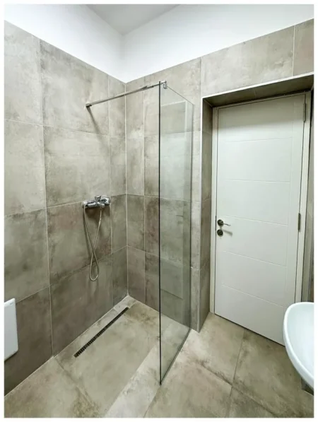 Tirane, jepet me qera apartament 1+1 Kati 1, 100 m² 1.200 € (Komuna e Parisit)