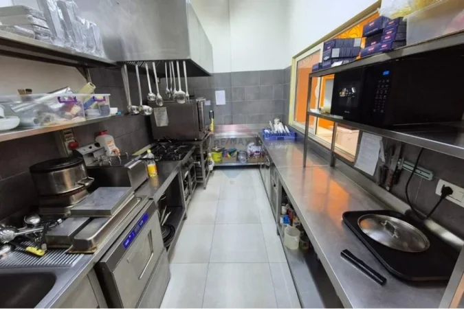 Tirane, jepet me qera dyqan Kati 0, 95 m² 1.500 € (Farmacia 10)