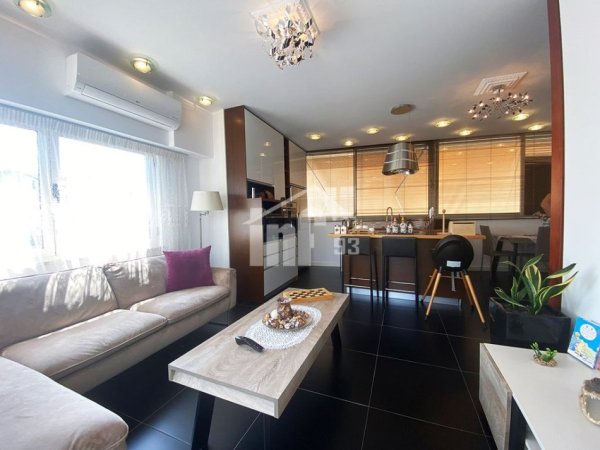 Tirane, jepet me qera apartament duplex Dublex Kati 5, 110 m² 1.100 € (PERBALLE QENDRES "KRISTAL")