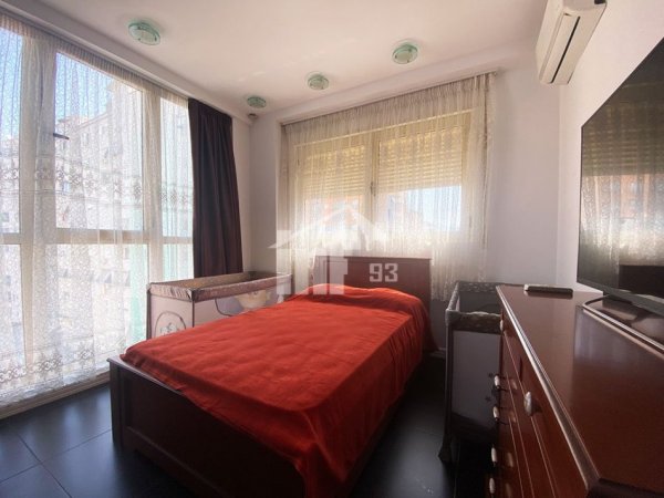 Tirane, jepet me qera apartament duplex Dublex Kati 5, 110 m² 1.100 € (PERBALLE QENDRES "KRISTAL")