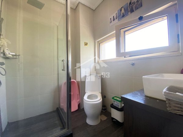 Tirane, jepet me qera apartament duplex Dublex Kati 5, 110 m² 1.100 € (PERBALLE QENDRES "KRISTAL")