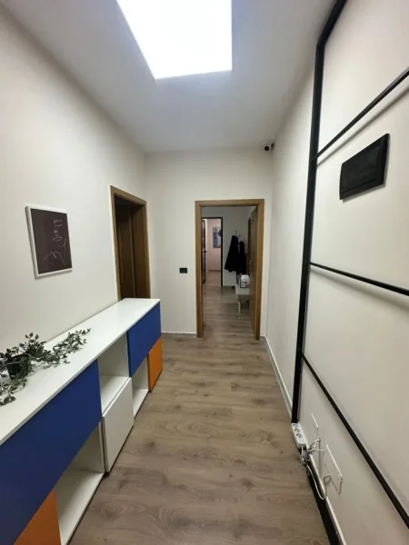 Tirane, jepet me qera zyre Kati 2, 140 m² 2.500 € (BLLOKU)