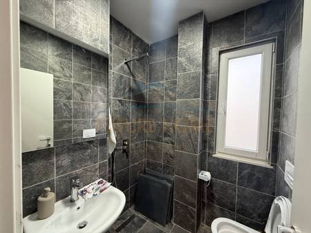Tirane, jepet me qera apartament 2+1 Kati 5, 80 m² 800 € (Rr dibres)