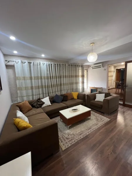 Tirane, jepet me qera apartament 3+1 Kati 6, 600 € (Zogu I Zi)